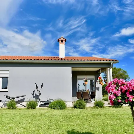 Gostinjska kuća Ground Floor With Spacious Backyard 3*