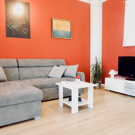 Gostinjska kuća Ground Floor With Spacious Backyard
