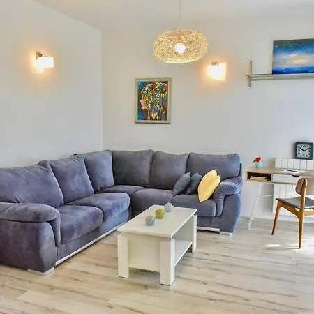 Gostinjska kuća Ground Floor With Spacious Backyard