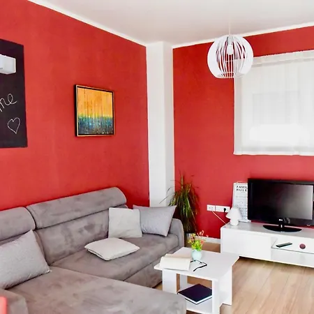 Gostinjska kuća Ground Floor With Spacious Backyard Pula