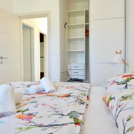 Ground Floor With Spacious Backyard Gostinjska kuća