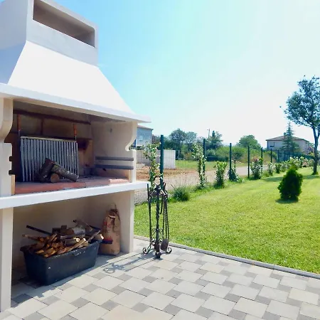 Gostinjska kuća Ground Floor With Spacious Backyard 3*