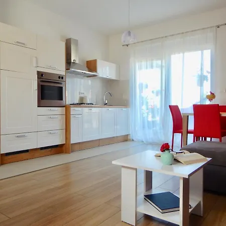 Ground Floor With Spacious Backyard Gostinjska kuća Pula