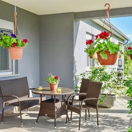 Gostinjska kuća Ground Floor With Spacious Backyard
