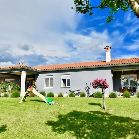 Ground Floor With Spacious Backyard Gostinjska kuća Pula
