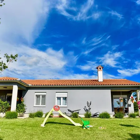Gostinjska kuća Ground Floor With Spacious Backyard