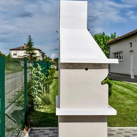 Ground Floor With Spacious Backyard Gostinjska kuća Pula
