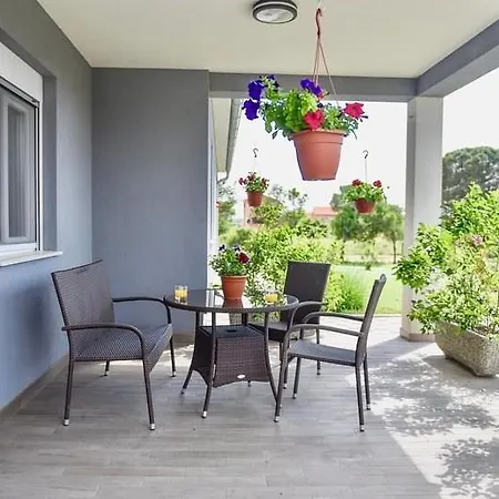 Gostinjska kuća Ground Floor With Spacious Backyard Pula