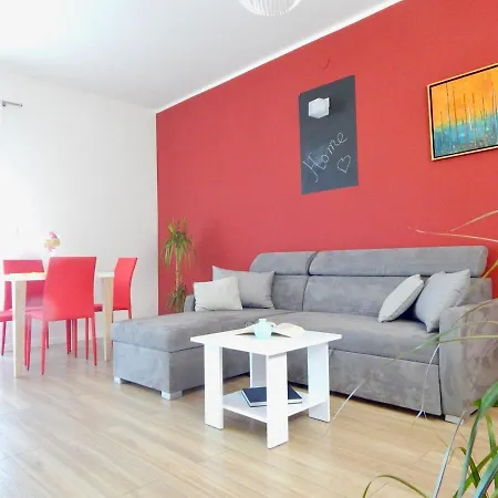 Gostinjska kuća Ground Floor With Spacious Backyard Pula
