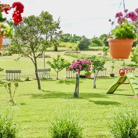 Gostinjska kuća Ground Floor With Spacious Backyard